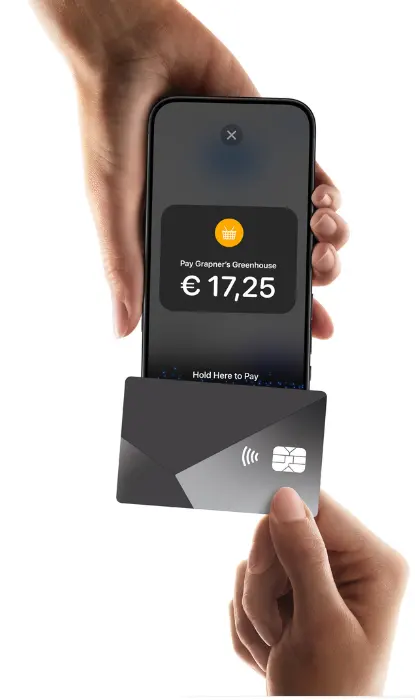 En iPhone som tar imot kortbetaling med Tap to Pay, mens kunden holder kortet mot telefonen
